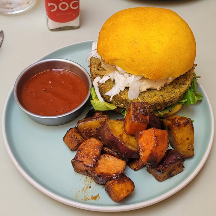 photo of DOC Café Hamburguesa de garbanzos shared by @valentinarolandelli on  24 Feb 2024 - review