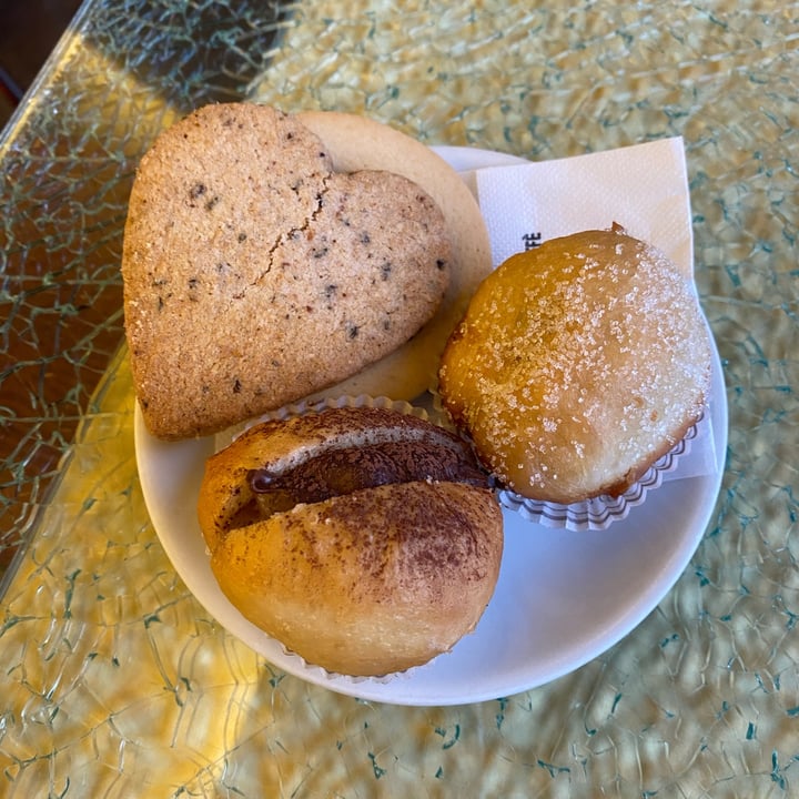 photo of Pastry by Angelo Frittelle vegane 🌱 shared by @veganfuorisede on  07 Jan 2024 - review