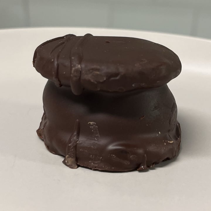 photo of Hanai Vegana Alfajor Artesanal Chocolate negro y dulce de leche shared by @azabachepeluda on  14 May 2024 - review