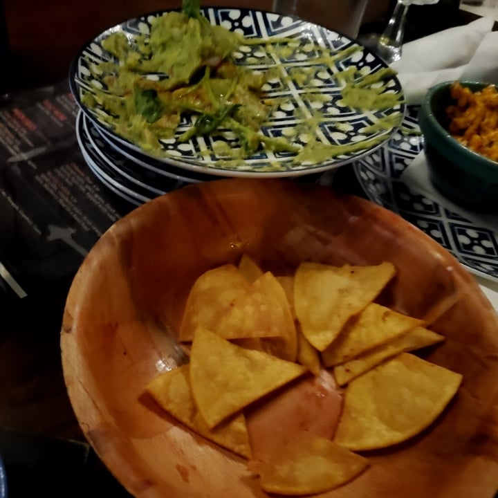 photo of La Reina Guacamole & tortilla chips shared by @whatacuriousnotion on  11 May 2024 - review