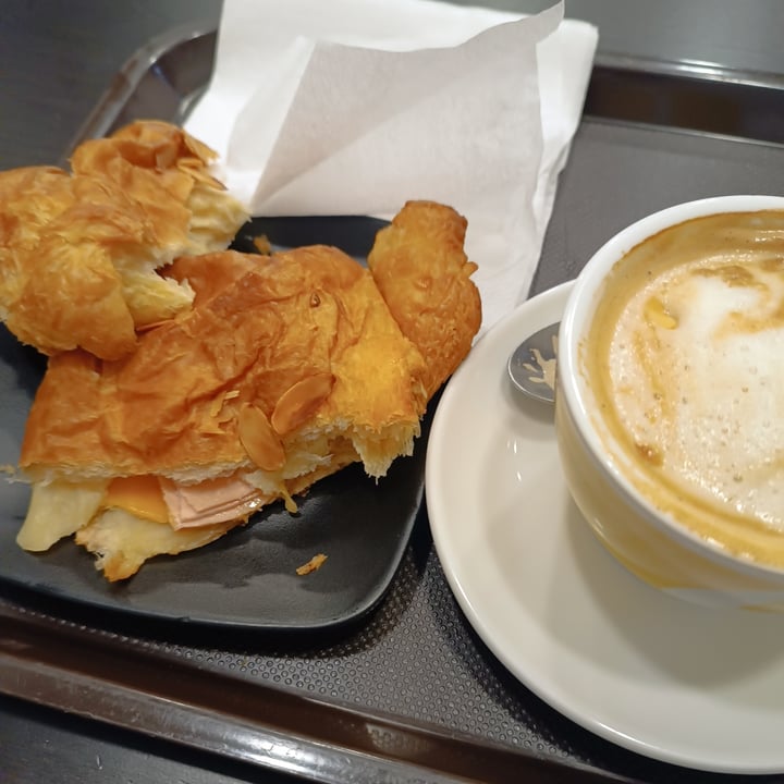 photo of CroisSants Croissant queso y jamón Vegano shared by @rubenus on  01 Oct 2023 - review
