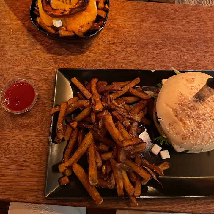 photo of Au Nouveau Monde Tofu burger shared by @v-gan on  29 Nov 2023 - review