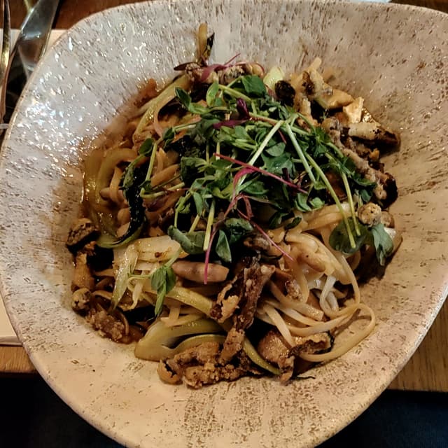 Photo of the dish “tempeh mushroom yaki udon”