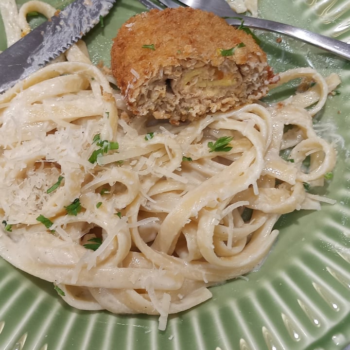 photo of Santa Planta Food Cordon Bleu E Fetuccine Ao Molho Branco Com Queijo Ralado shared by @sofissofi on  04 Jun 2024 - review
