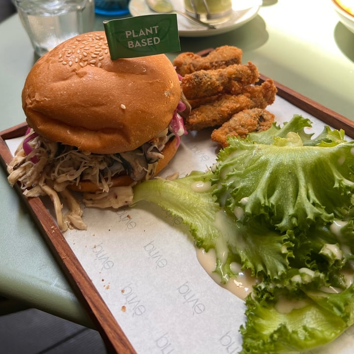 photo of Privé Somerset Teriyaki Pulled Mushroom Burger shared by @skootykoots on  14 Feb 2024 - review