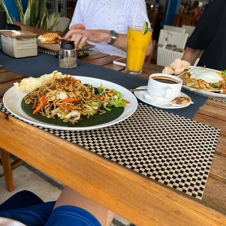 photo of Sun Shooters Restaurant and Shooters Bar Vegetable Mi Goreng (omit egg) shared by @ethicurean on  01 Jul 2024 - review