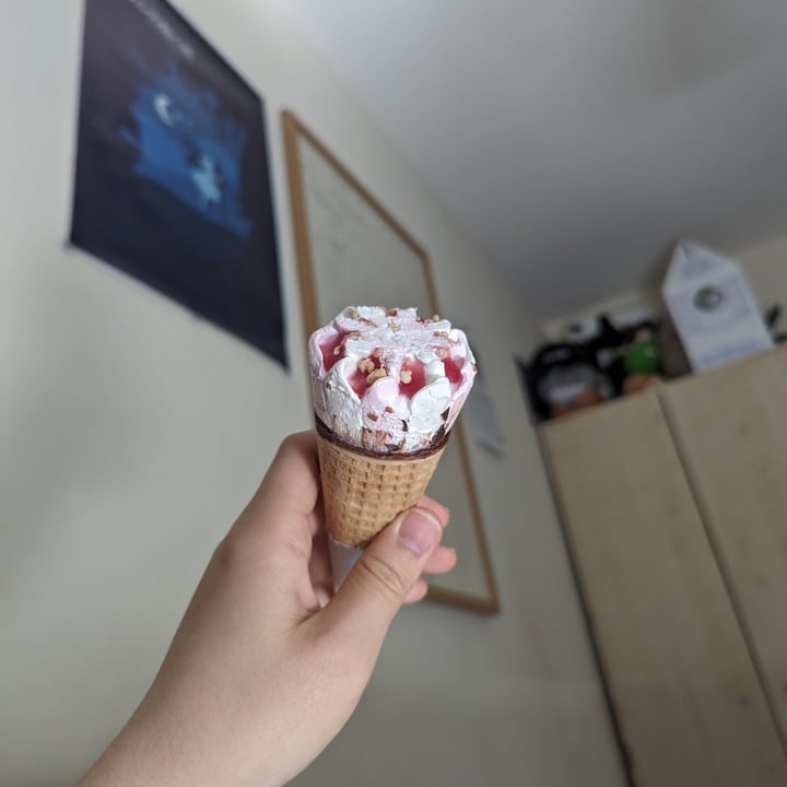 photo of Plant Menu 4 Strawberry Cheesecake Ice Cream Cones shared by @katchan on  17 Apr 2024 - review