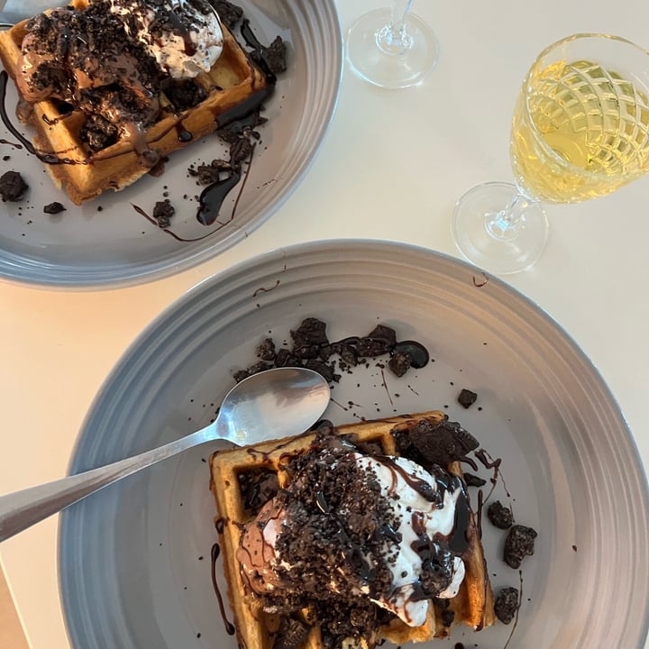 photo of ditto Vegan Ice Cream cookies & cream waffle shared by @jessamygraham on  25 Apr 2024 - review
