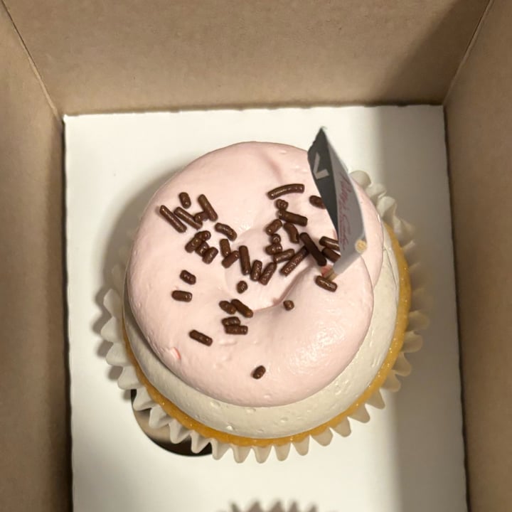 photo of Patty's Cakes and Desserts Vegan Neopolitan Cupcake shared by @esmevegana on  21 Dec 2023 - review