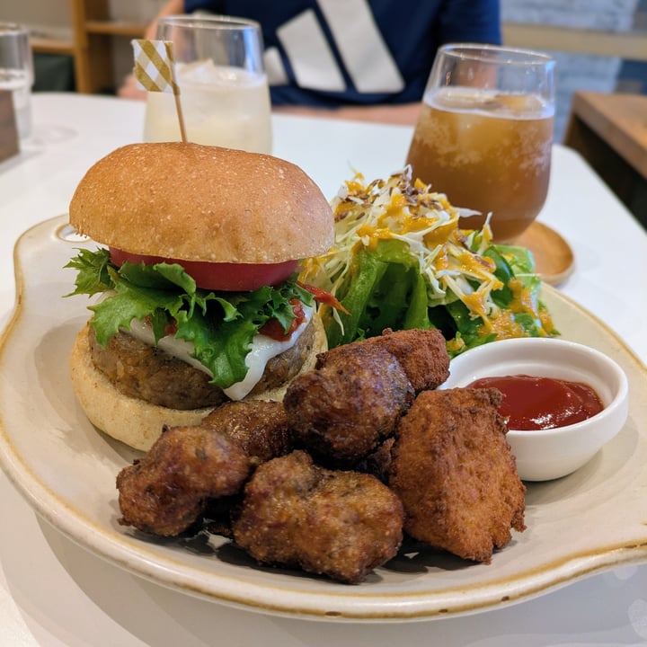 photo of Fluunt KOFU（フルウント甲府） Sake Kasu Fake Cheese Burger shared by @windgal on  08 Oct 2025 - review