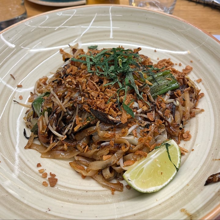 photo of Wagamama Pad thai vegan shared by @tipsyballoons on  18 Apr 2024 - review