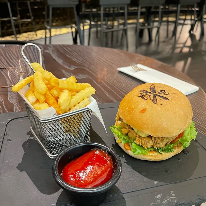 photo of Todd English Market and Pub Fried Mushroom Burger shared by @jeanne-marie on  16 Apr 2025 - review