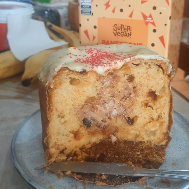 photo of Super Vegan Panettone com frutas cristalizadas recheado de creme de avelã com chocolate branco e coberto com chocolate branco shared by @patysouza on  27 Dec 2024 - review