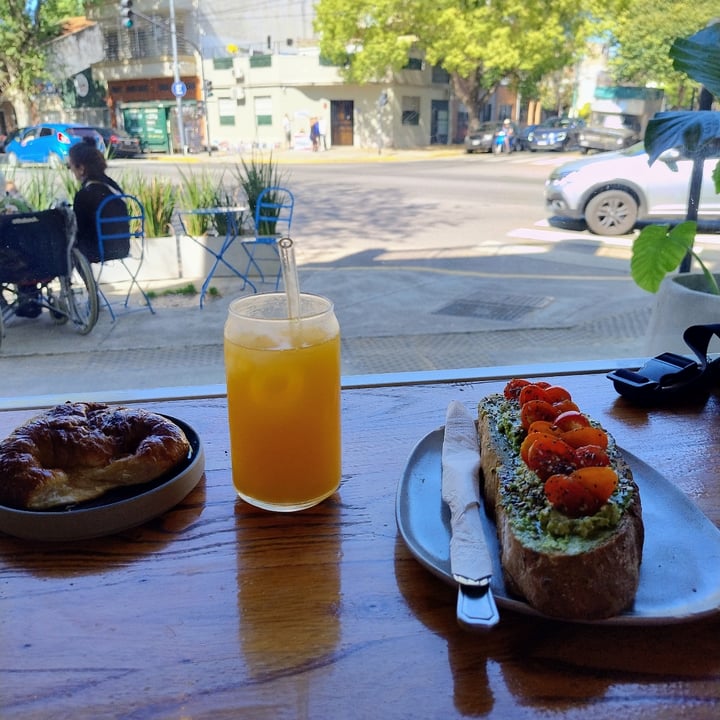 photo of Britos Cafè Especial Medialuna Vegan shared by @rocioroom on  05 Oct 2025 - review
