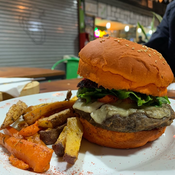 photo of Menta & Limón Vegan Fungie Burger shared by @signorinaluciana on  01 Apr 2024 - review