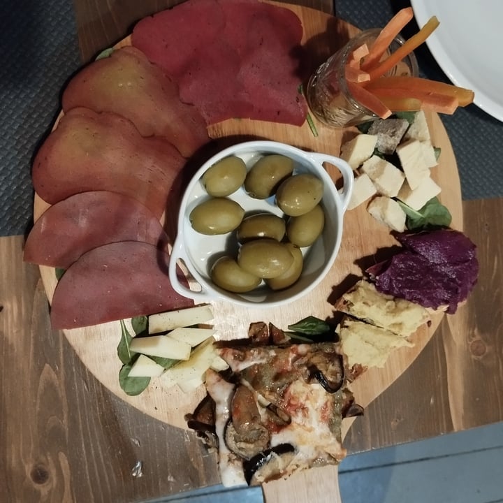 photo of VEGHOMETRO Tagliere Aperitivo Vegano shared by @ilariabonfanti on  21 Oct 2023 - review