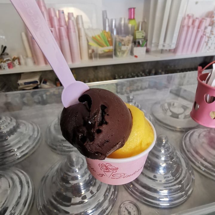 photo of Gelato e dintorni Gelato cioccolato e mango shared by @posataverde on  11 Aug 2025 - review
