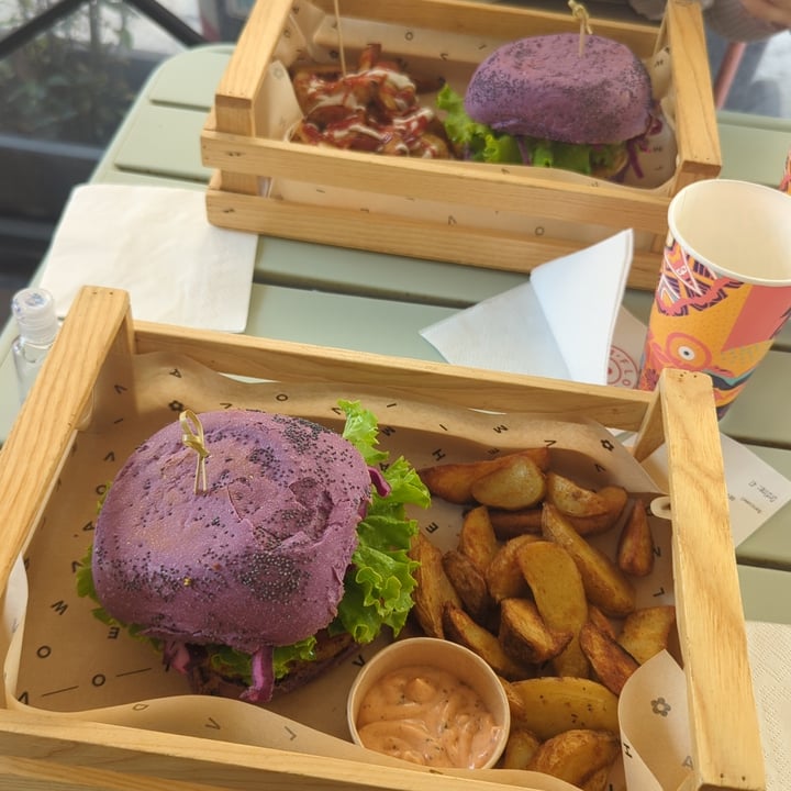 photo of Flower Burger Roma Purple Hummus shared by @bratkart0ffel on  14 May 2024 - review