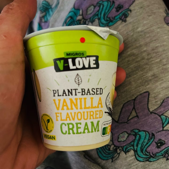photo of Migros V-Love vanilla flavoured cream shared by @cinzia1981 on  12 Oct 2023 - review