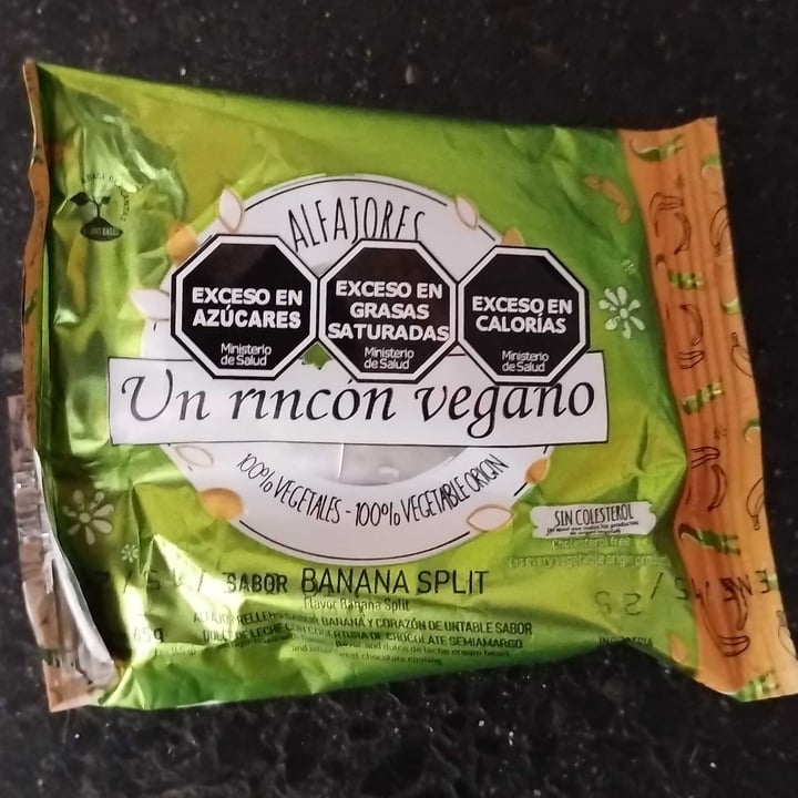 photo of Un Rincón Vegano Alfajor Banana Split shared by @lucappl on  22 Nov 2024 - review