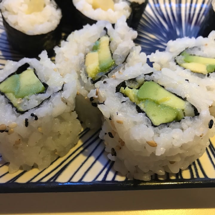 photo of La Hermandad del Sushi Ura Maki- Aguacate shared by @lordsnooks on  18 Apr 2024 - review