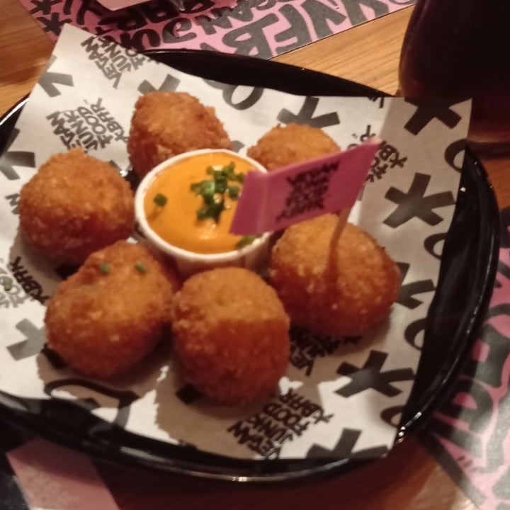 photo of Vegan Junk Food Bar Mac & cheeze balls shared by @moniqueta on  29 Dec 2023 - review