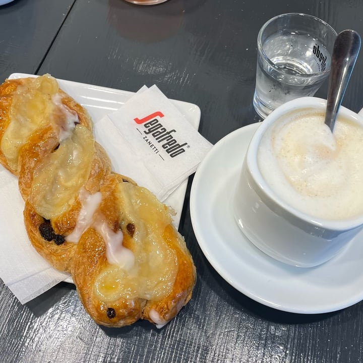 photo of Vegeta Café & Bistrot Treccia crema e uvetta shared by @martavet624 on  21 Oct 2023 - review