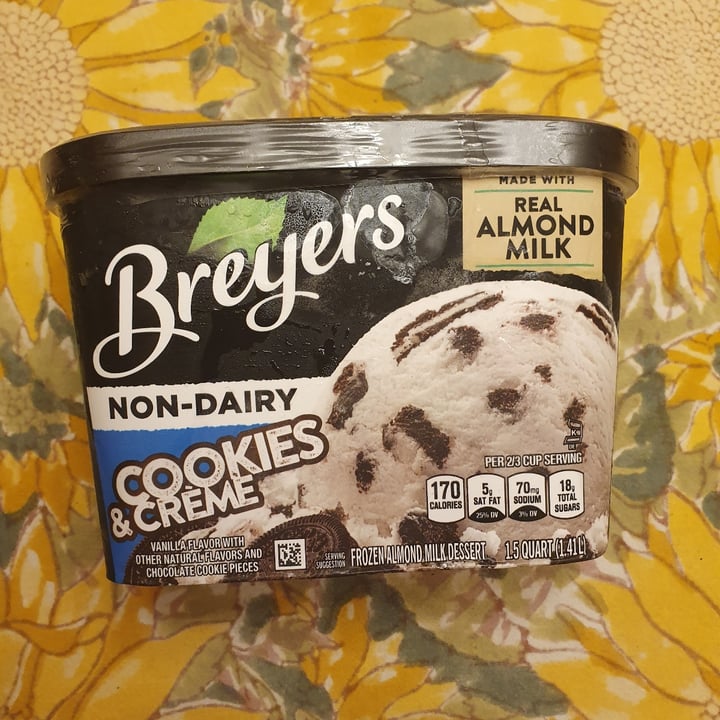 photo of Breyers Non-Dairy Cookies & Crème shared by @anistavrou on  03 Oct 2023 - review
