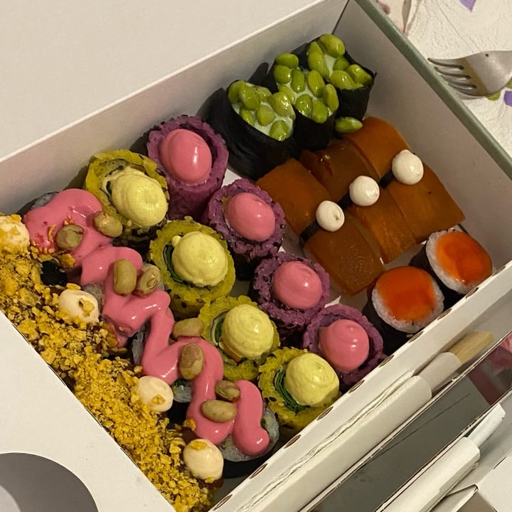 photo of EssenzaSushi Box Large Rainbow 24 pezzi shared by @elisaleone on  24 May 2024 - review