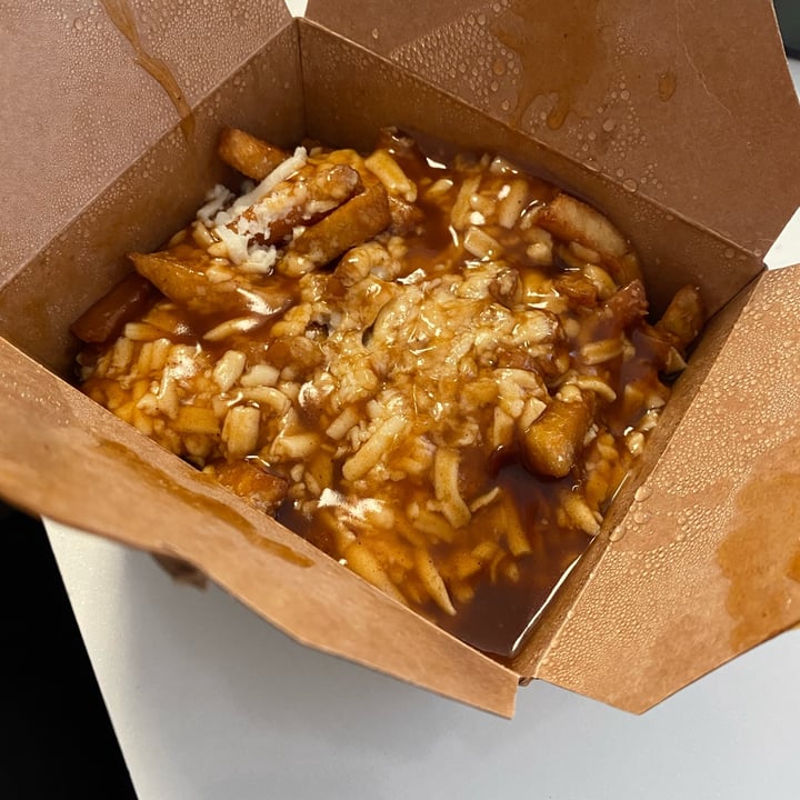 photo of Shack Attakk Mont-Saint-Hilaire poutine Surfer Vegan shared by @patapouef on  26 Aug 2023 - review
