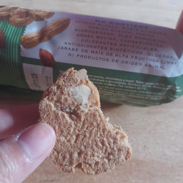 photo of Cachafaz Galletas Integral de Granola con Avena, Almendra y Mani shared by @rochyalmendra on  06 May 2025 - review