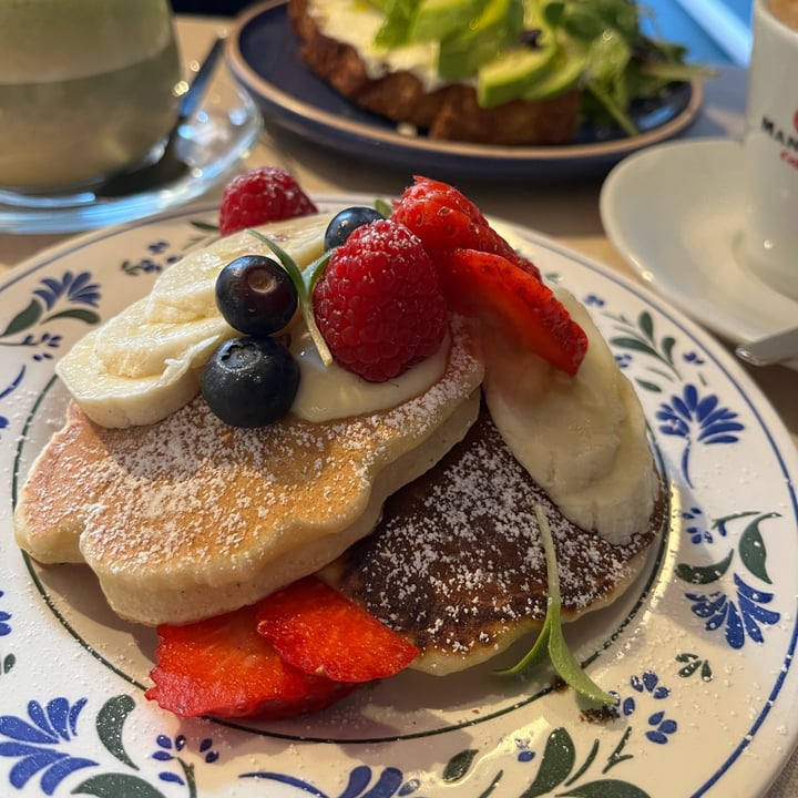 photo of Cìciri Pancakes con Yogurt A Scelta, Frutta Fresca e Sciroppo D'acero shared by @vulcanoattivo on  08 May 2024 - review