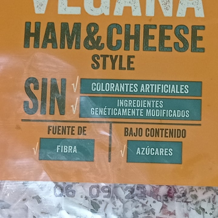 photo of Revolu Green Pizza Vegana Ham & cheese style shared by @alejandro-alvaro on  01 Sep 2023 - review
