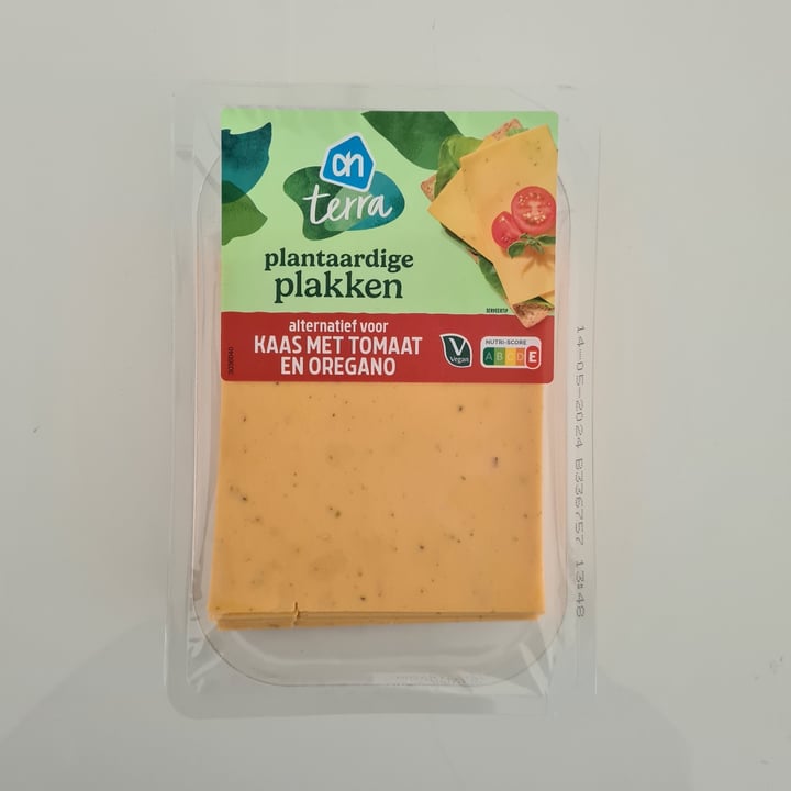 photo of Albert Heijn plantaardige plakken alternatief voor kaas met tomaat en oregano shared by @ishara- on  28 Mar 2024 - review