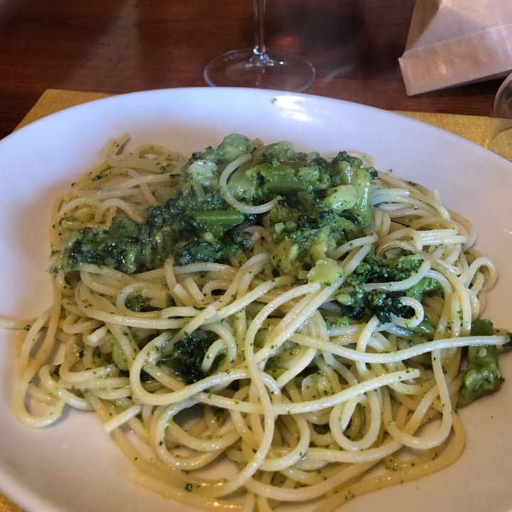 photo of La Loggia - Bar Spaghetteria - Bed and Breakfast Spaghetti Aglio Olio E Peperoncino Con Broccoli shared by @lucyvegan83 on  26 Feb 2024 - review