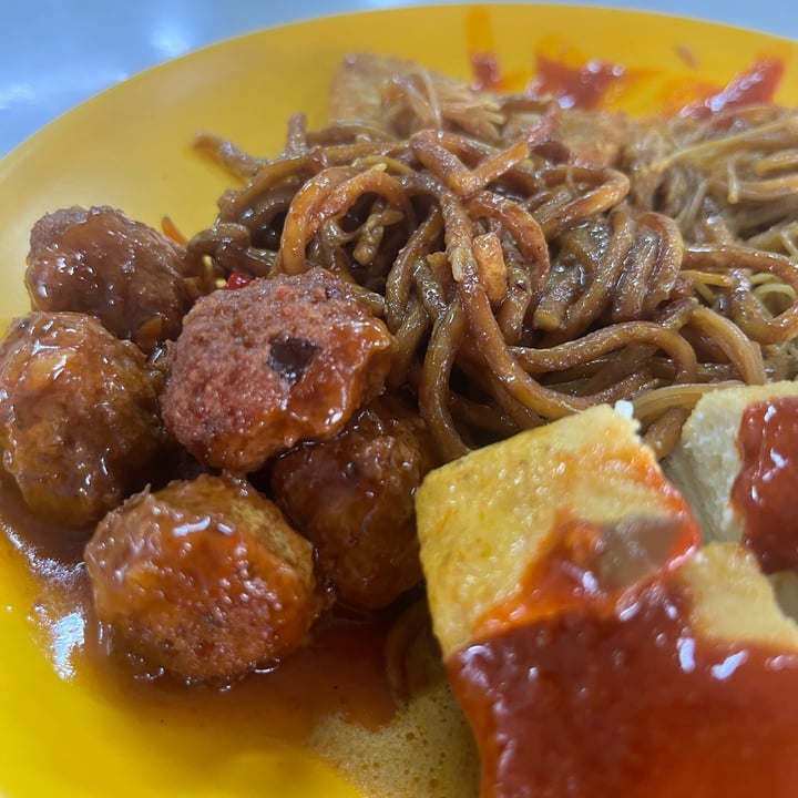 photo of Divine Vegetarian Family Restaurant Fried Noodle shared by @soy-orbison on  22 Feb 2024 - review