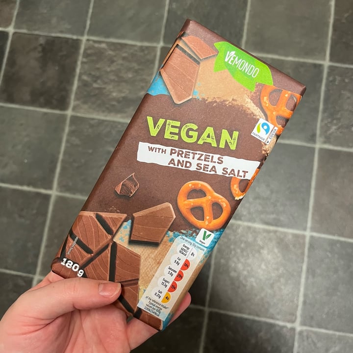 photo of Lidl Vegan chocolate with pretzels and sea salt shared by @miekeatsvegan on  08 Jan 2024 - review