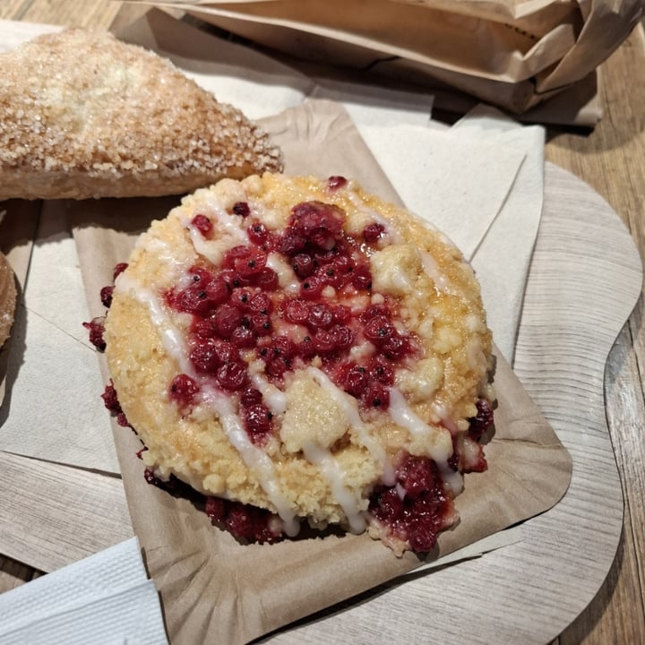 photo of Backstube Tromsø Rips Crumble cake shared by @monica86 on  04 Oct 2025 - review