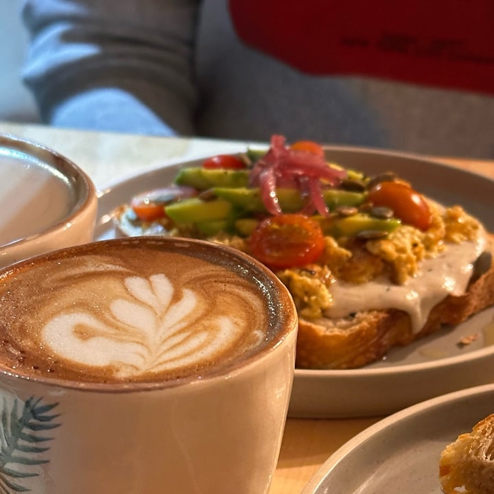 photo of People Cafe toston de palta, revuelto de tofu y untable de castañas de cajú. shared by @aprilasmyname on  02 Aug 2024 - review