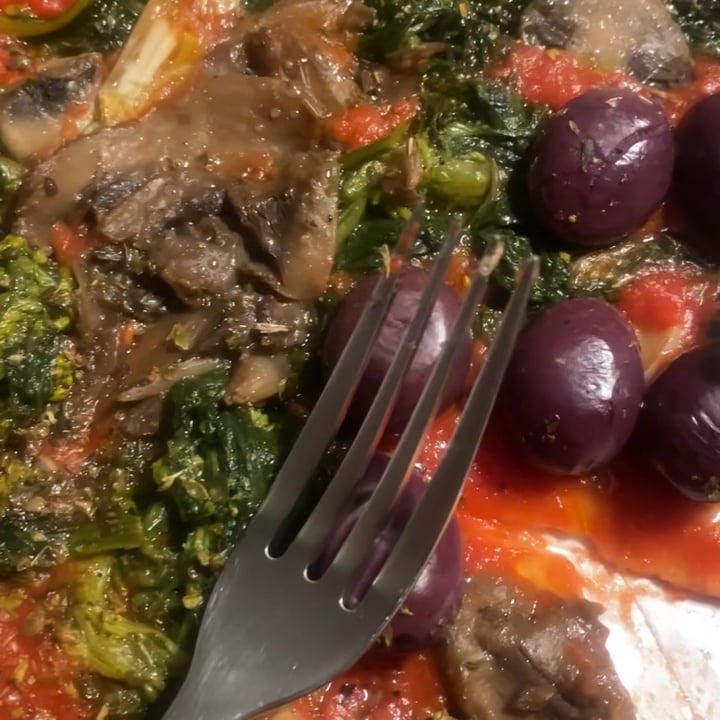 photo of Pizzeria da Michele Pizza Marinara Con Cime Di Rapa, Funghi E Olive shared by @gretademarchi on  24 May 2025 - review