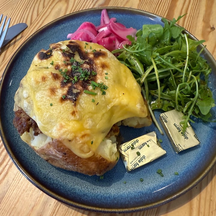 photo of Foxes Café Lounge Jacket Potato with Haggis & Cheeze shared by @meganthevegetable on  13 Sep 2025 - review