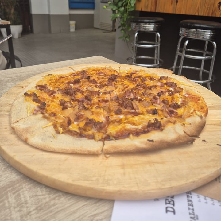 photo of Veganitessen Pizza onion, bacon & cheese shared by @saramanzana on  24 Aug 2025 - review