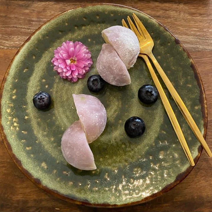 photo of Vegan Sushi Bar Mango Passionfruit Mochi shared by @veganalexandria on  08 Oct 2023 - review