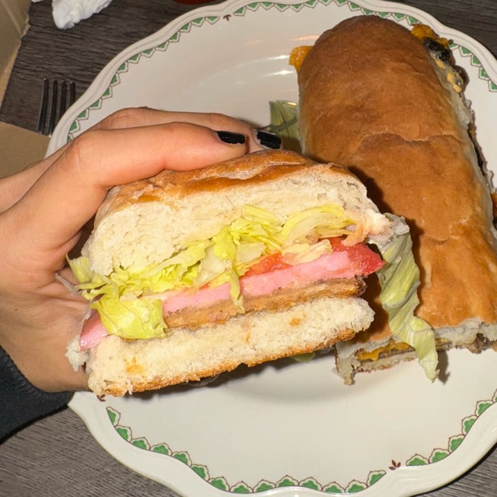 photo of La Cueva Vegana Sandwich de mila de pollo con jamon queso lechuga tomate shared by @inespressable on  23 Nov 2024 - review