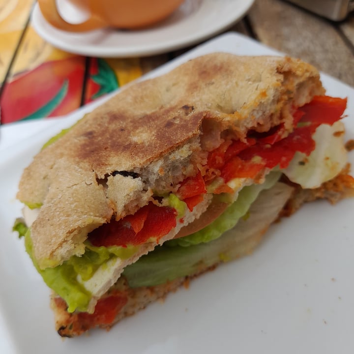 photo of Secreto del Sur Bocadillo Vegano De Tofu, Pesto Y Aguacate shared by @danielgl on  30 Apr 2024 - review