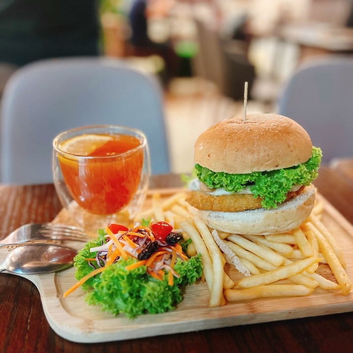 photo of nomVnom Bistro Fishless Slaw Burger shared by @consciouscookieee on  04 Oct 2025 - review