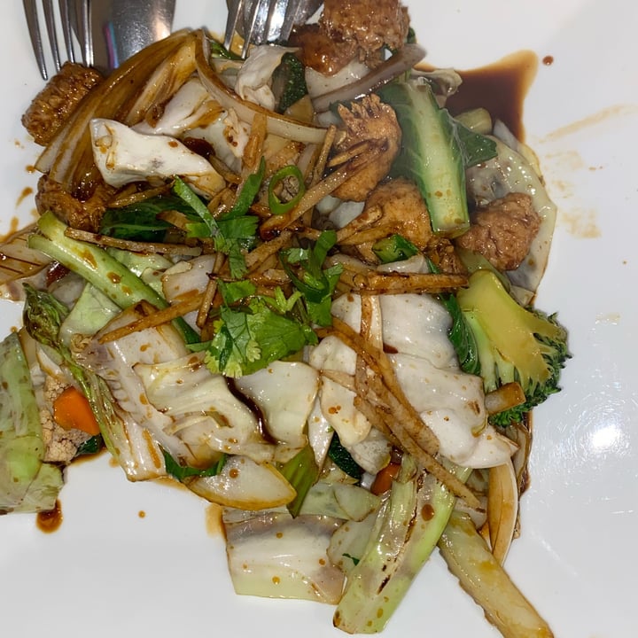 photo of Utopia Vegan Ginger Chicken shared by @blacklilyleaf on  08 Nov 2024 - review