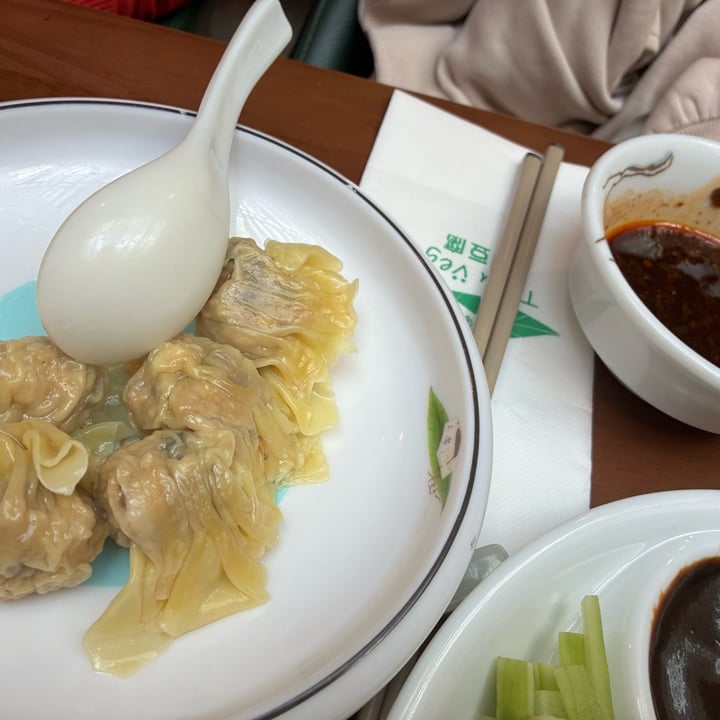 photo of Tofu Vegan Charlotte Street Wontons in a house special sauce shared by @lamaryvegana on  07 Oct 2025 - review