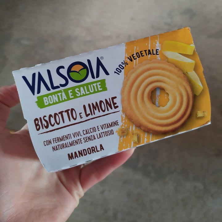 photo of Valsoia Yogurt Mandorla, Gusto Biscotto e Limone shared by @fraveganita on  28 Apr 2024 - review