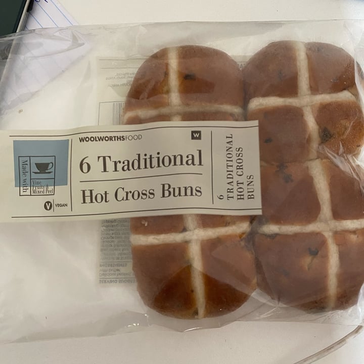 photo of Woolworths Food Traditional Hot Cross Buns shared by @lindybeukes60 on  30 Mar 2024 - review